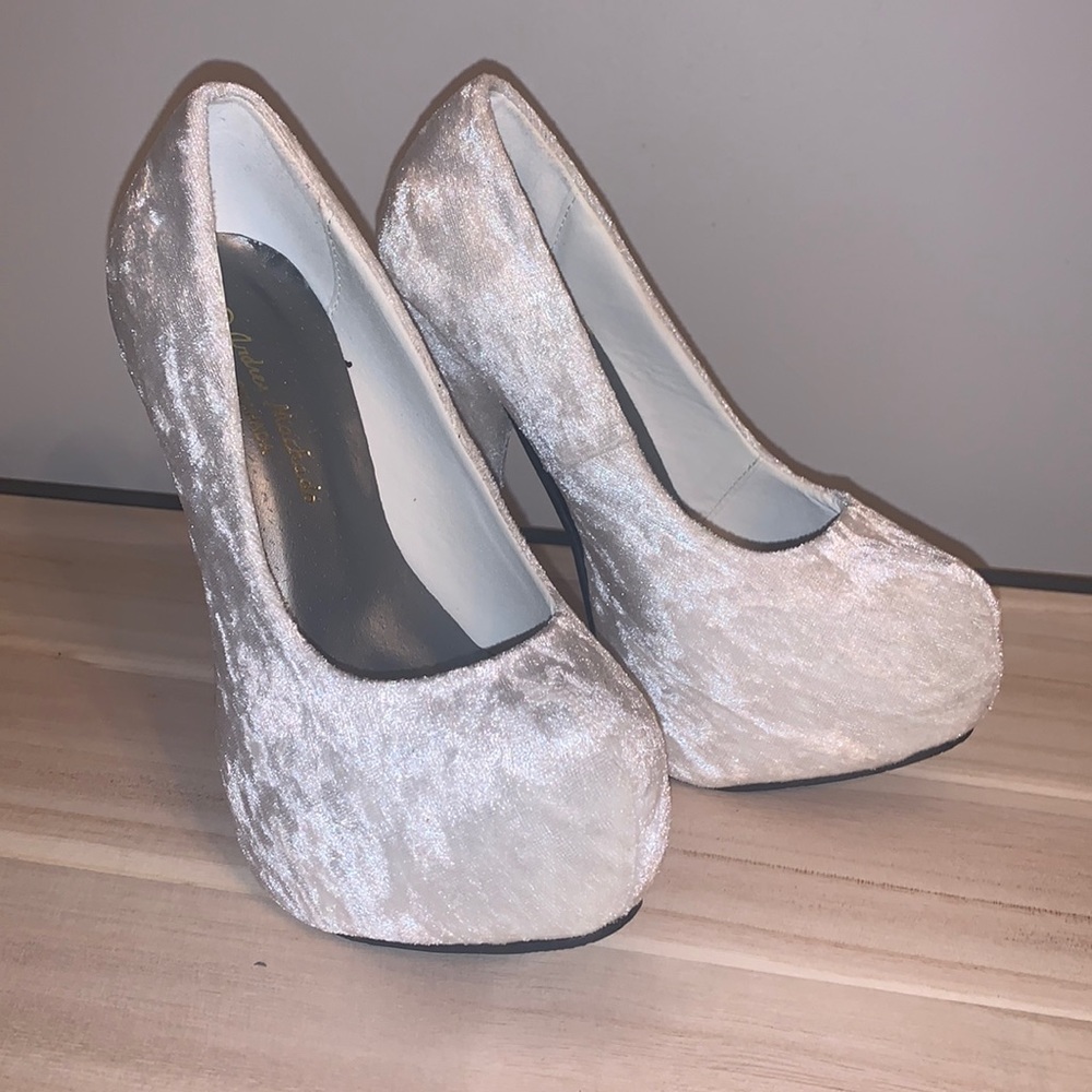 Cute petite velvet white platforms size 32